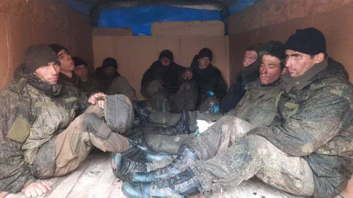 На Сумщині поліція з мешканцями полонили 29 російських військових, що брели назад в Росію