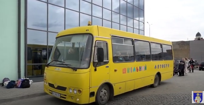З Мукачева до кордонів з країнами ЄС для переселенців курсують безкоштовні автобуси (ВІДЕО)