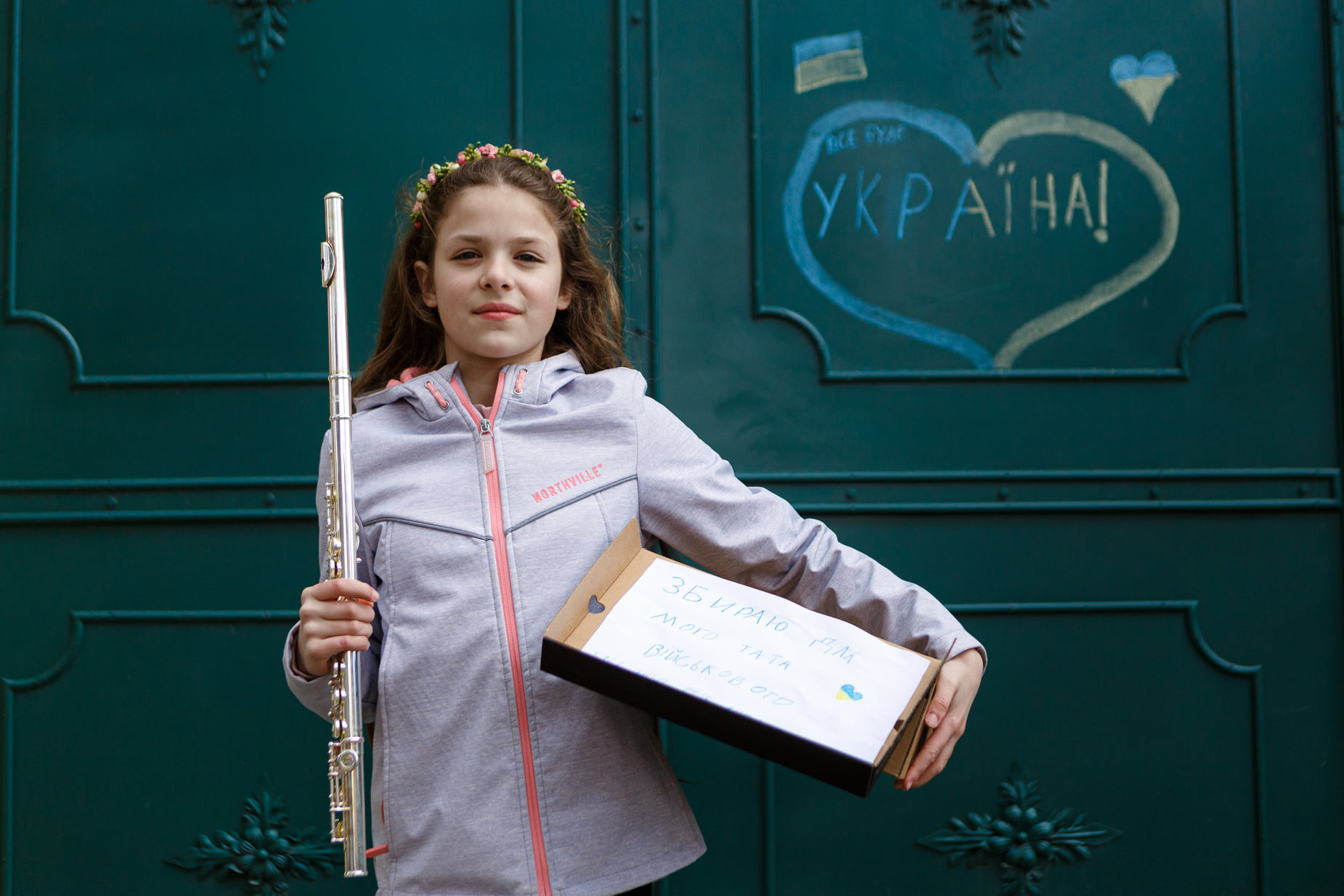 В Ужгороді 10-річна донька військового біля свого будинку влаштовує концерти на флейті для допомоги війську (ФОТО)