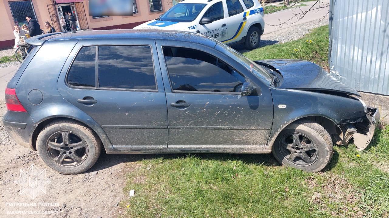 У Мукачеві водій "під кайфом" врізався на авто в огорожу будинку (ФОТО)