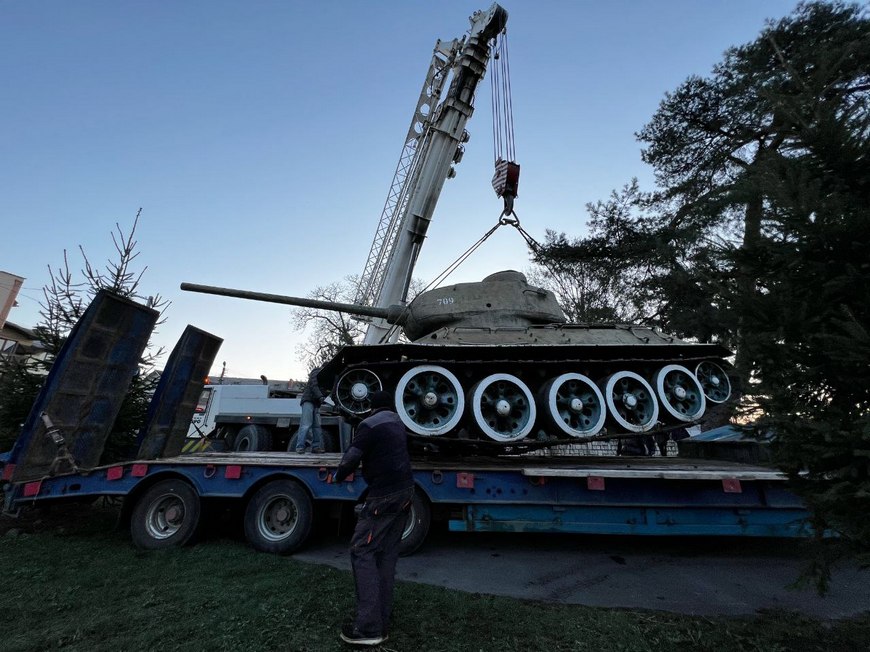 У Мукачеві демонтували пам'ятник радянському танку (ФОТО)