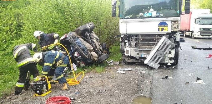 У зіткненні VW Golf  та вантажівки Renault на Свалявщині загинули троє людей (ФОТО)