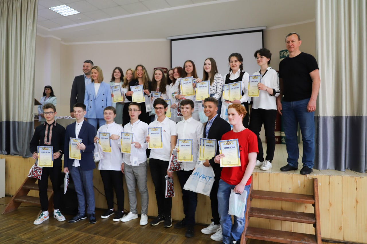 В Ужгороді нагородили школярів-переможців І етапу Всеукраїнського конкурсу-захисту науково-дослідницьких робіт (ФОТО)
