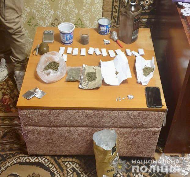 Під час обшуків у фігурантів наркозлочинів у Мукачеві вилучили розфасовані наркотики та гранату з запалом (ФОТО)