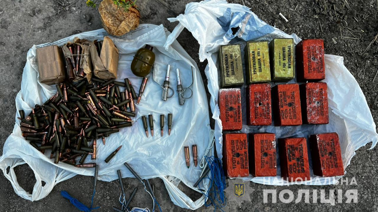 В Ужгороді затримали чоловіка, що продавав гранати та мав цілий склад боєприпасів (ФОТО)