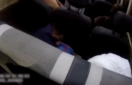 19-річний закарпатець спробував виїхати за кордон, сховавшись за сидінням у мікроавтобусі (ФОТО)
