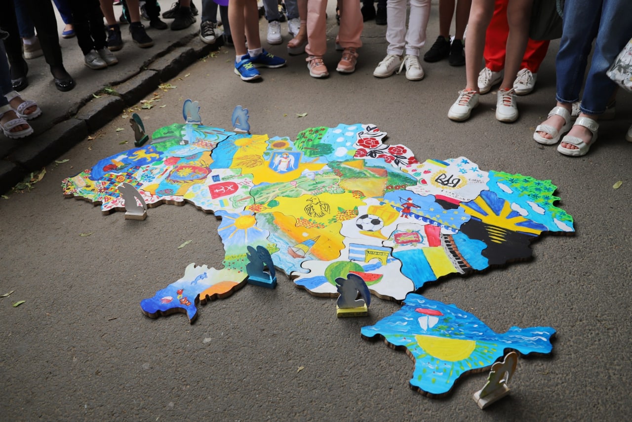 В Ужгороді розмальовували та складали карту-пазл України (ФОТО)