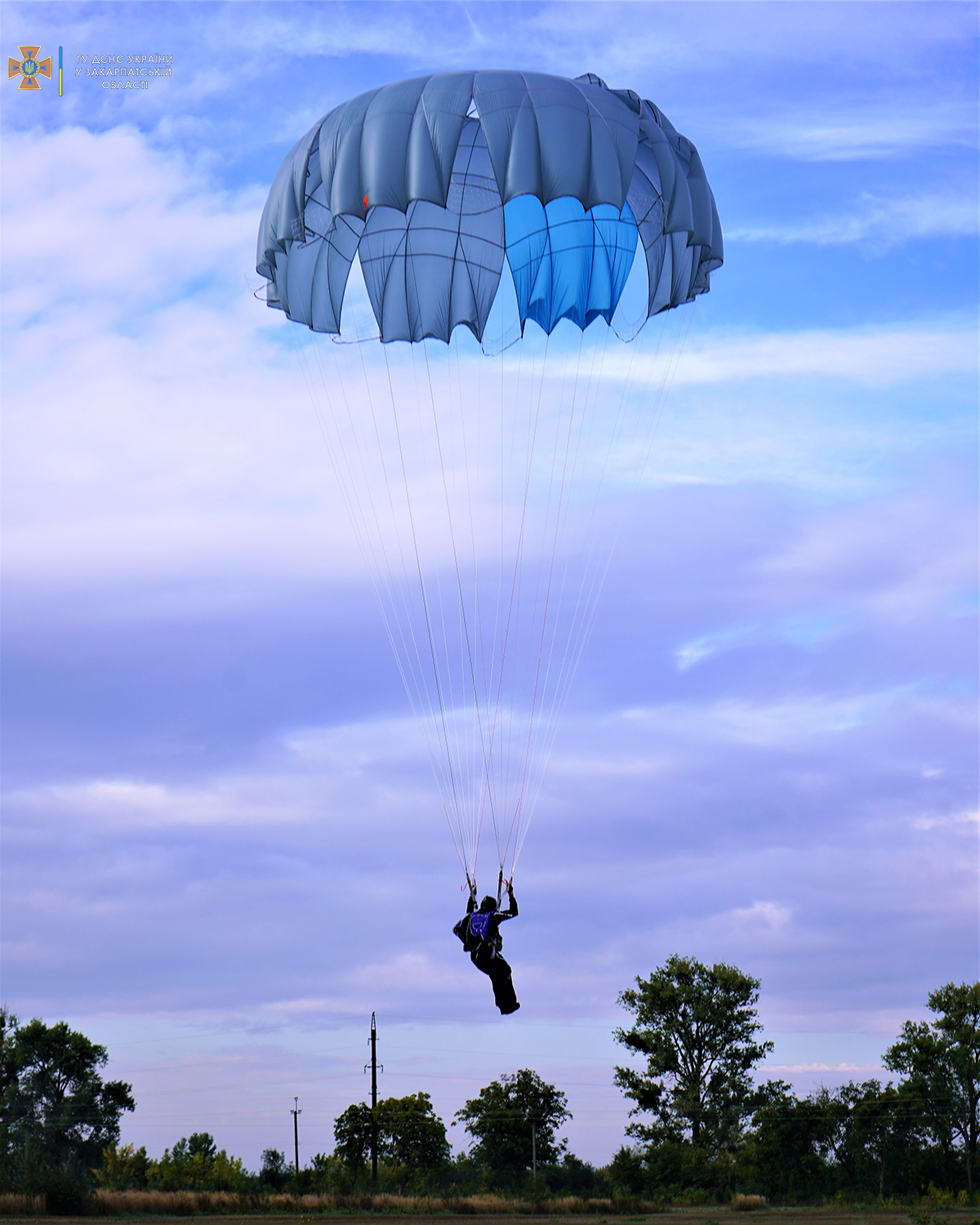 На Закарпатті авіатори-рятувальники "тренувально" стрибали з парашутом (ФОТО, ВІДЕО)