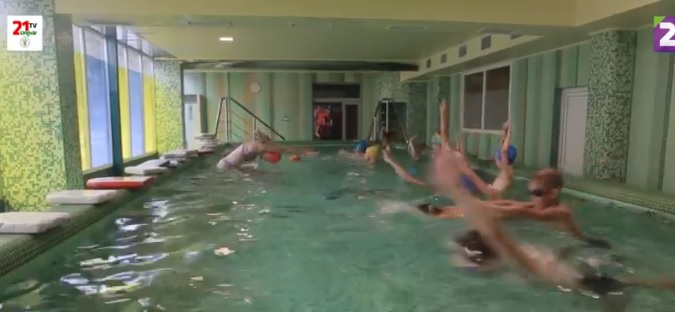 В Ужгороді тренерка організувала безкоштовні тренування з плавання для дітей переселенців (ВІДЕО)