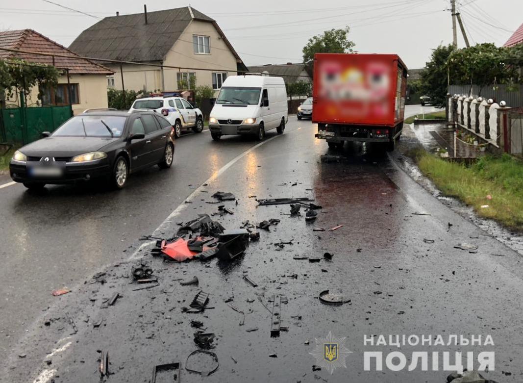 На мокрій дорозі зіткнувся з вантажівкою: у поліції розповіли подробиці смертельної ДТП на Берегівщині (ФОТО)