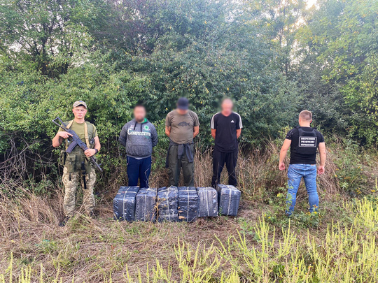 На Закарпатті затримали трьох контрабандистів, що намагалися перемістити через кордон 6 пакунків сигарет (ФОТО, ВІДЕО)