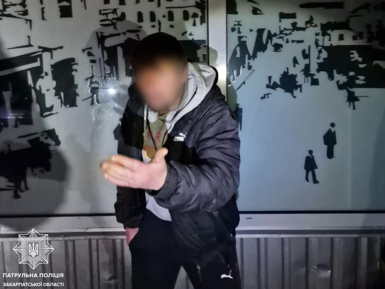 В Ужгороді двоє чоловіків побили на вулиці перехожого й відібрали у нього телефон (ФОТО)