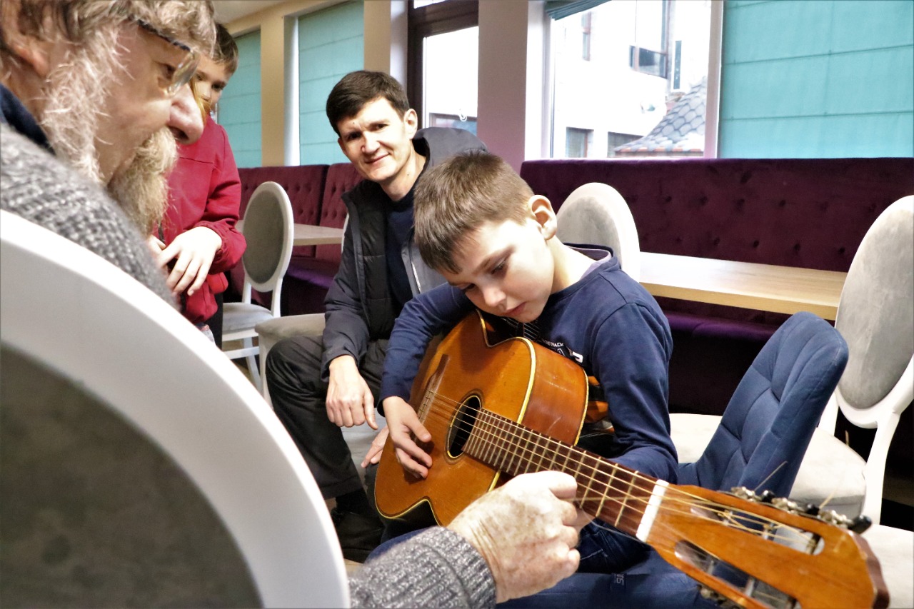 На Закарпатті британець проводить заняття з музичної терапії для дітей із Херсонщини (ФОТО)