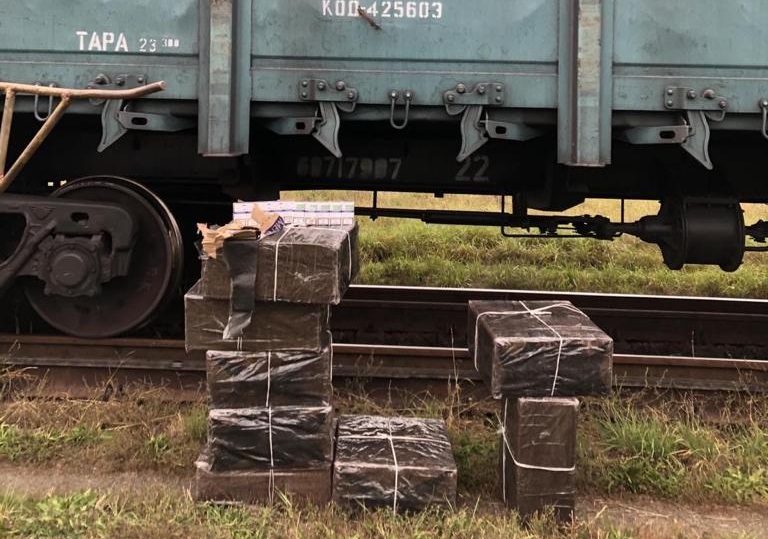 У ПП "Саловка" у потязі з рудою відкопали 4 тисячі пачок контрабандних сигарет (ФОТО)