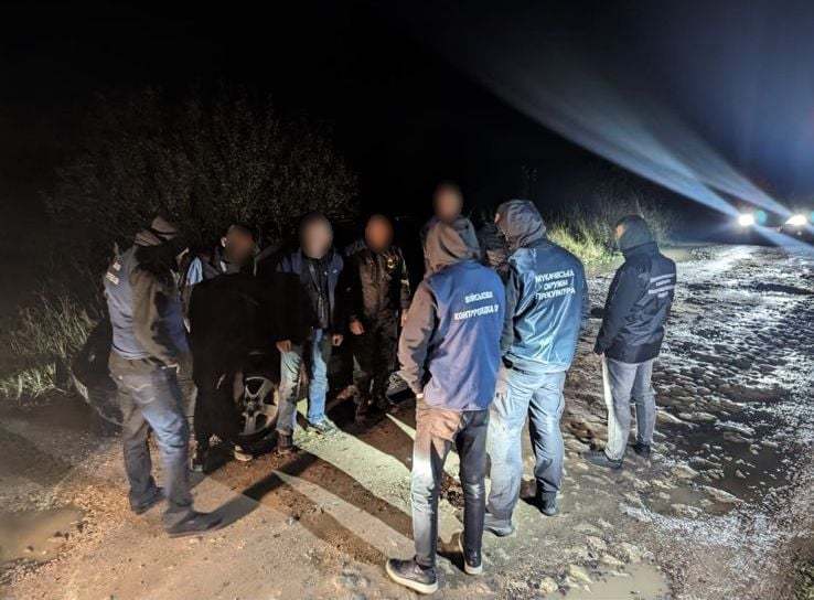 На Закарпатті, біля кордону з Угорщиною затримали трьох переправників з трьома "ухилянтами" (ФОТО)