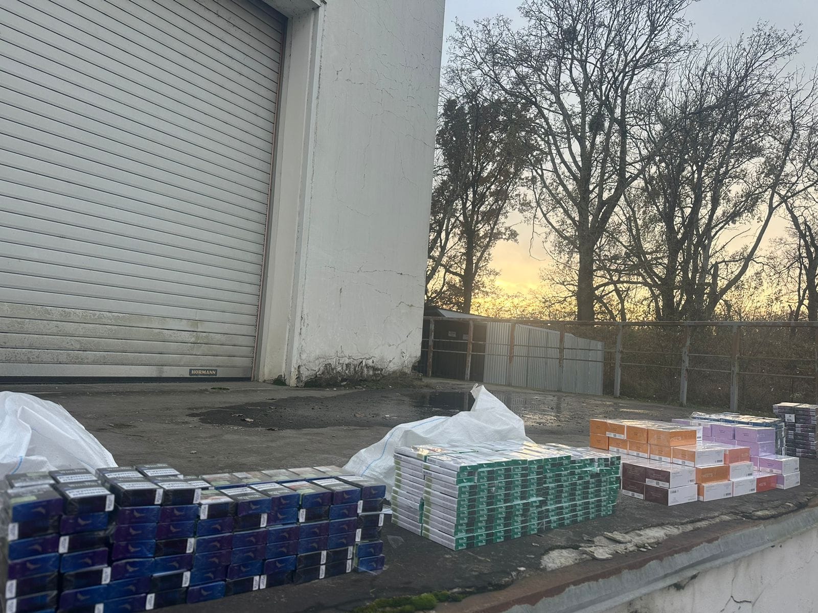 У вантажівці, затриманій в ПП "Тиса", зрештою виявили 216 блоків сигарет і 14 кг канабісу (ФОТО, ВІДЕО)