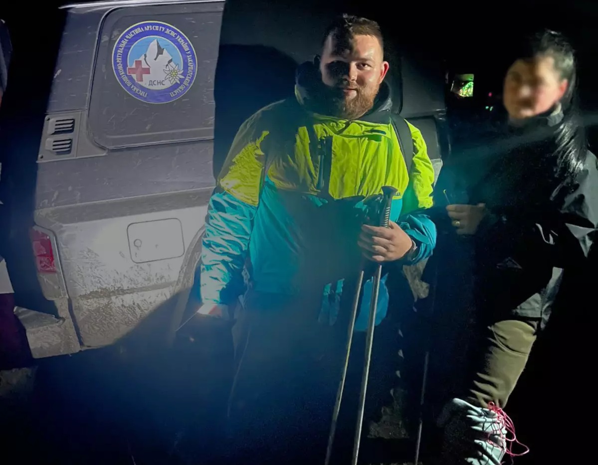 Рахівські рятувальники допомогли травмованій туристці з Житомира (ФОТО)