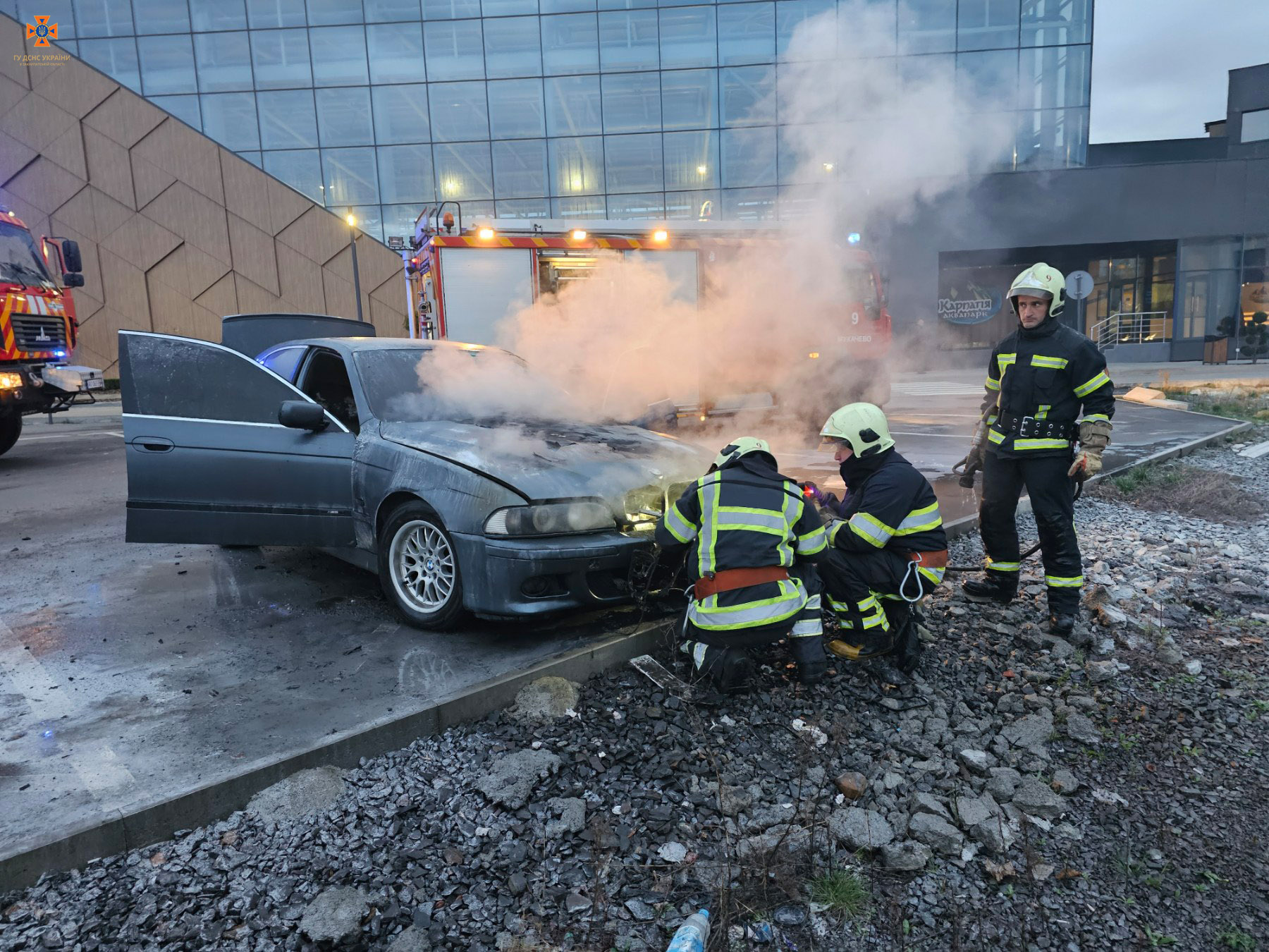 Рятувальники опублікували фото з місця загорання BMW 5 у Мукачеві