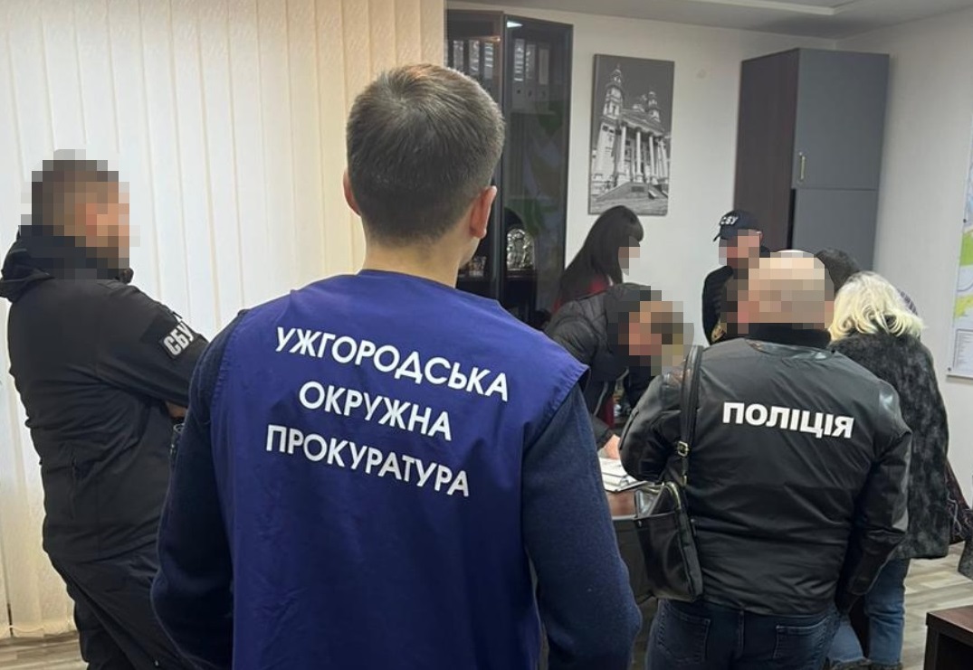 Посадовців Ужгородської міськради, підозрюваних у розкраданні коштів, триматимуть під вартою