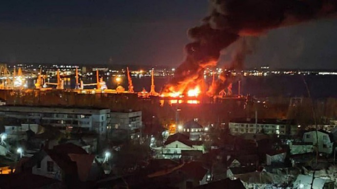 В окупованій Феодосії знищено російський великий десантний корабель "Новочеркаськ" (ФОТО)