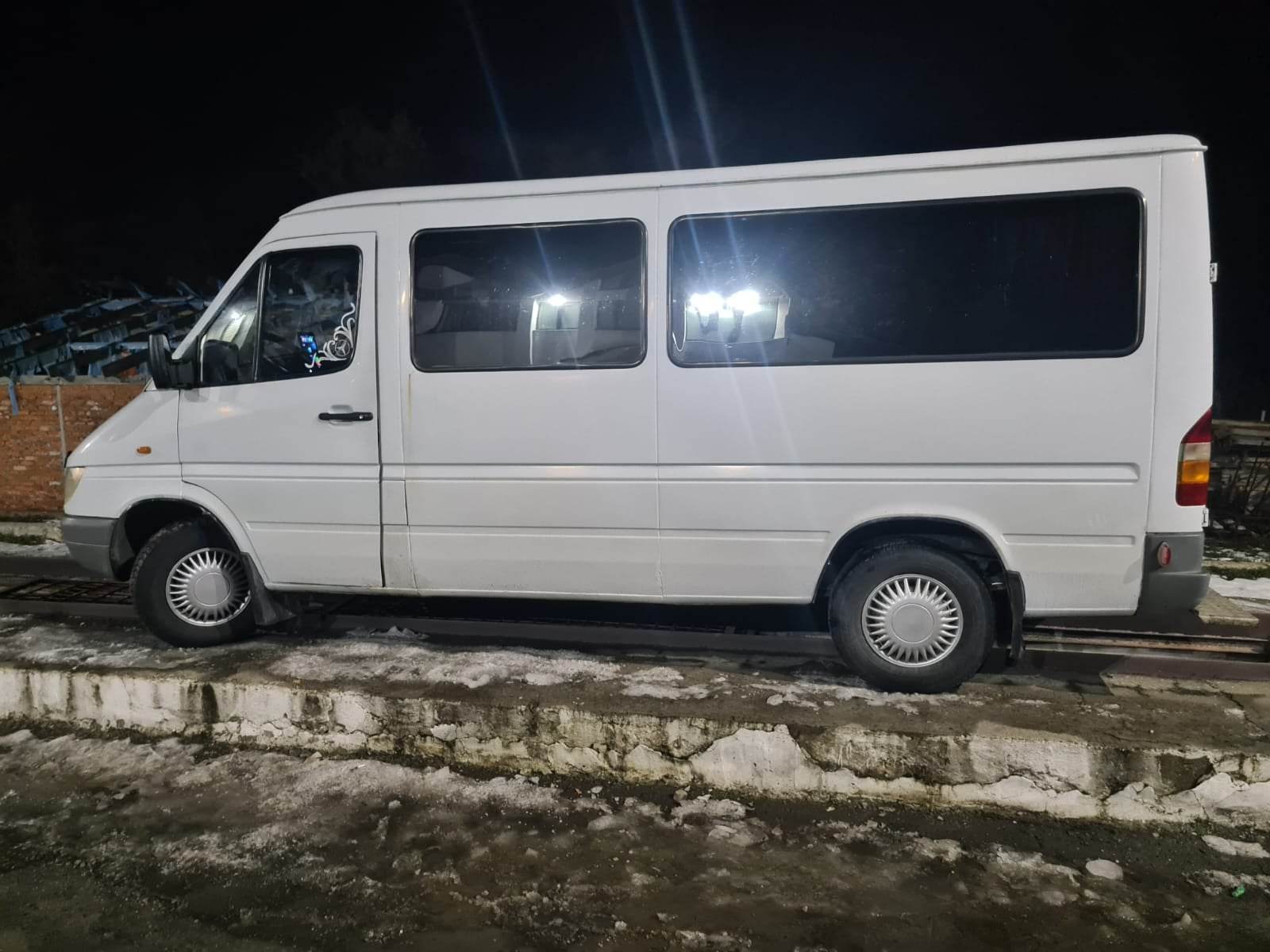 Мікроавтобус зі знищеними в ідентифікаторі кузова символами виявили на кордоні на Закарпатті (ФОТО)