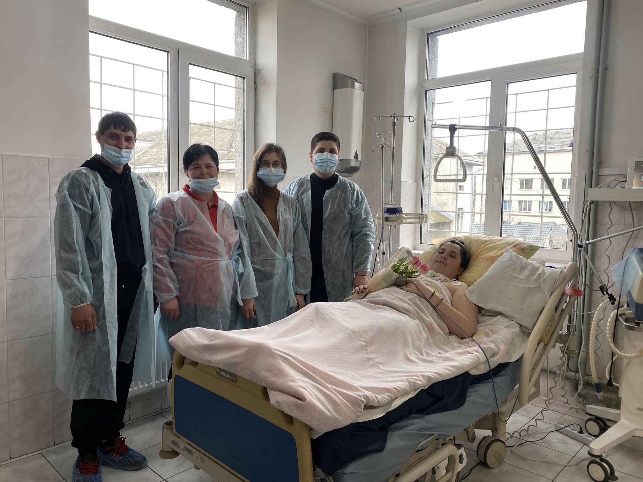 Мукачівські лікарі 8,5 годин боролися за життя молодої дівчини (ФОТО)