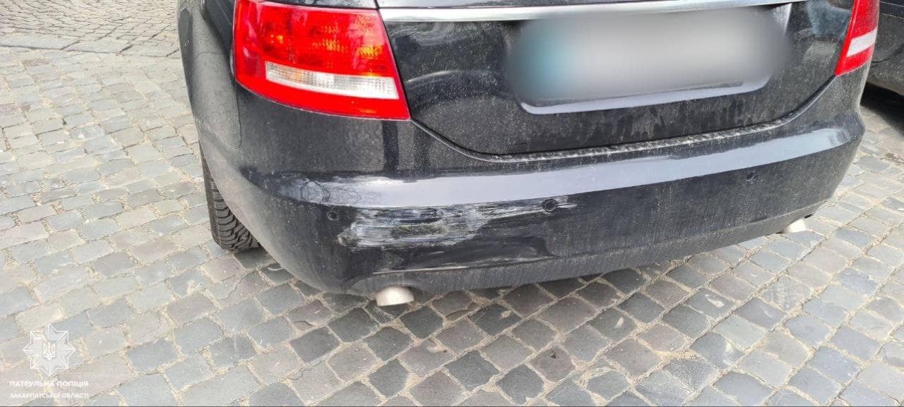 В Ужгороді водій пошкодив припарковане авто і поїхав геть (ФОТО)