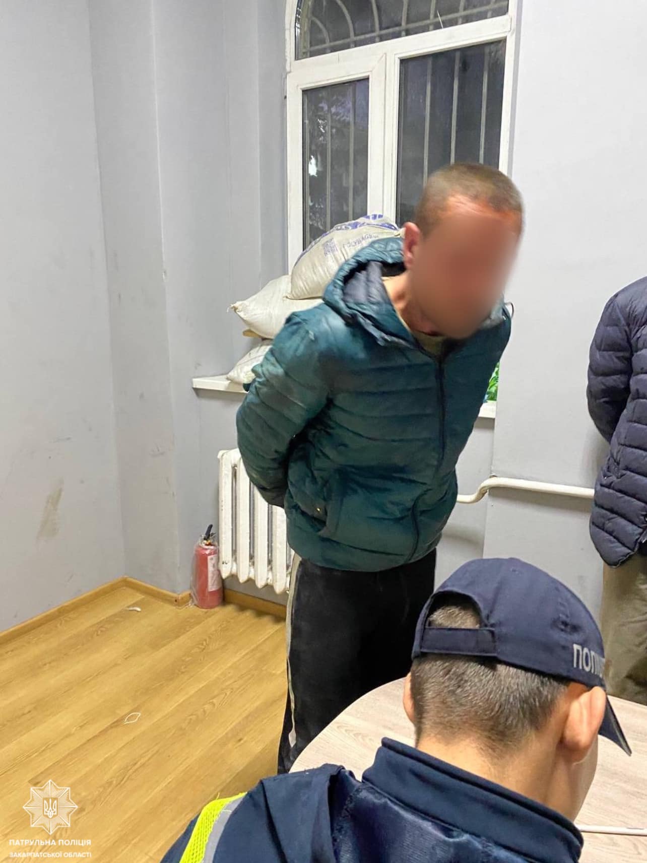 У Мукачеві п'яний дебошир нецензурно лаявся та намагався смикати патрульних, що приїхали на виклик (ФОТО)