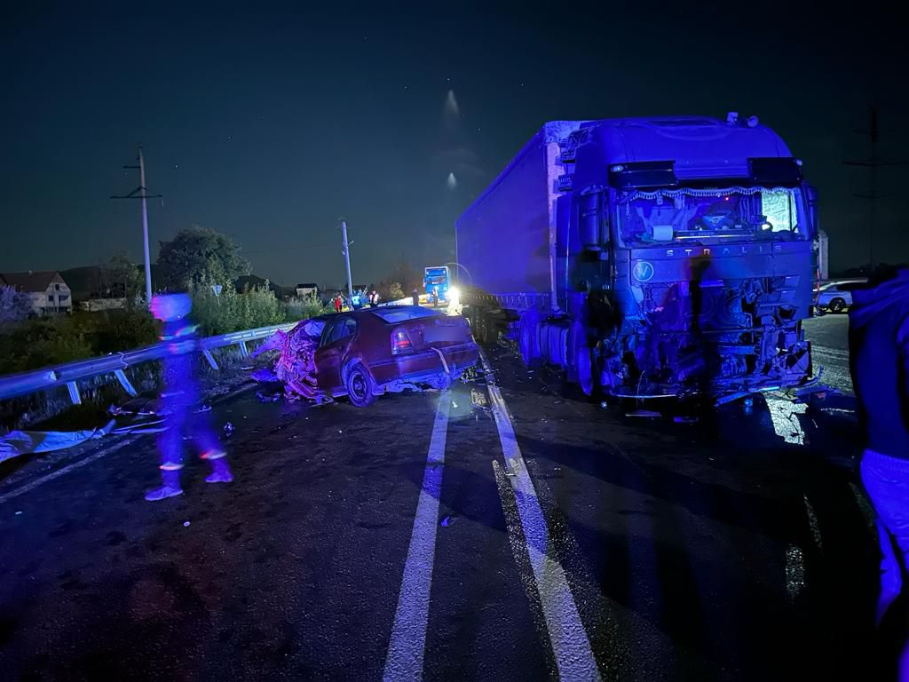 На околиці Хуста, виїжджаючи на головну дорогу, водій легковика смертельно врізався у вантажівку (ФОТО)