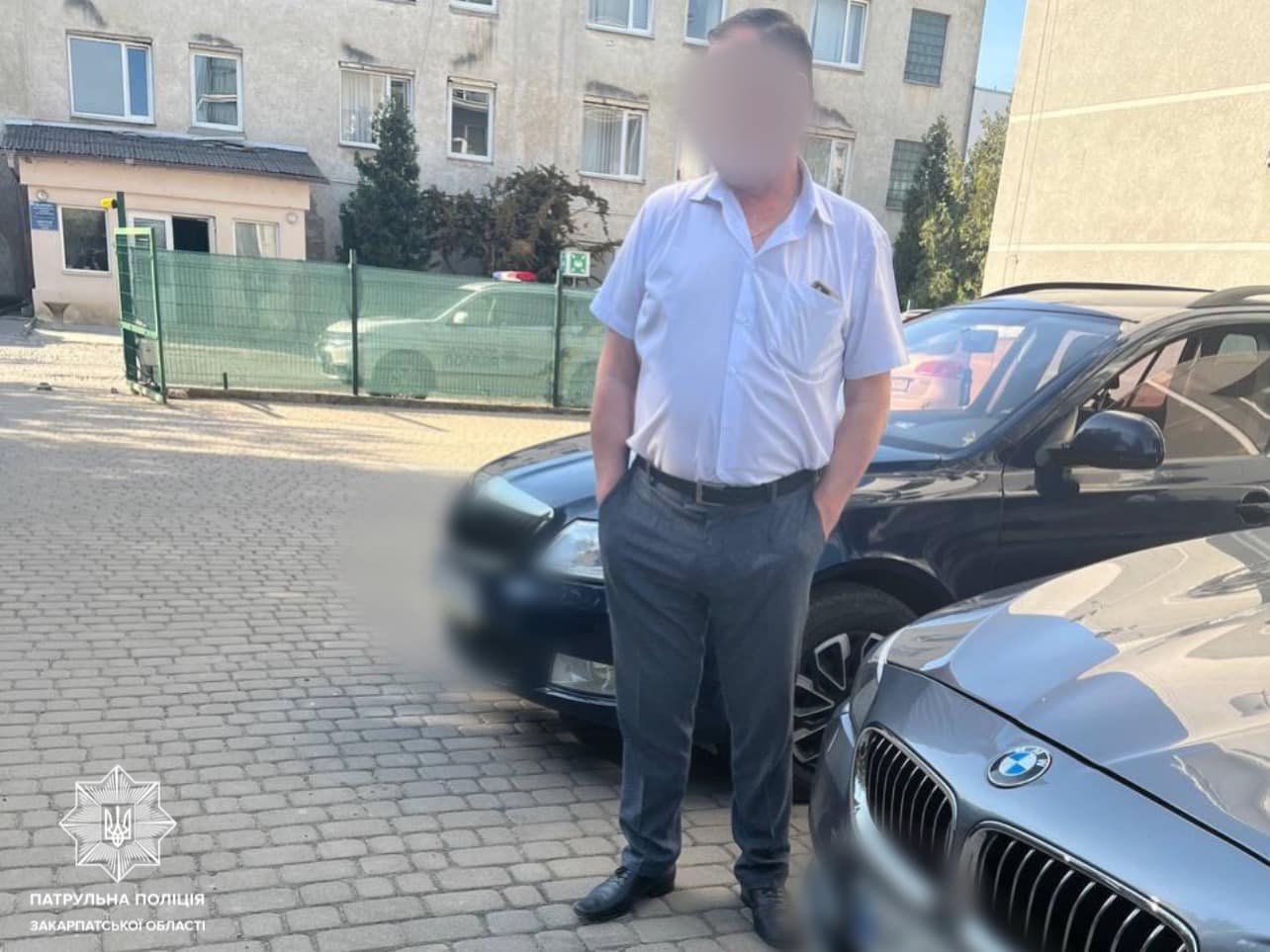 В Ужгороді п'яний водій врізався у припарковане авто й утік (ФОТО)