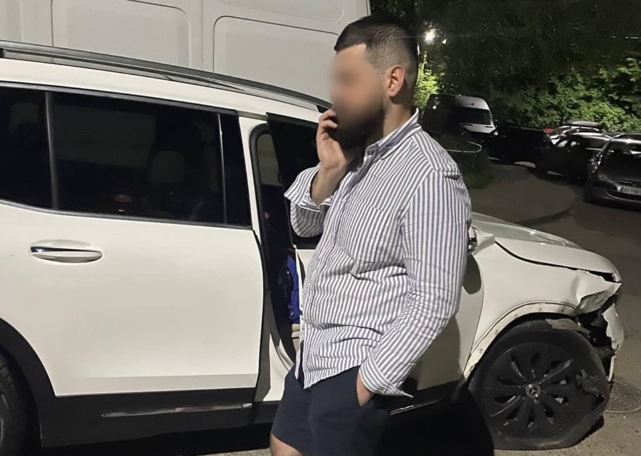 В Ужгороді п'яний водій розтрощив одразу 2 припаркованих авто (ФОТО)