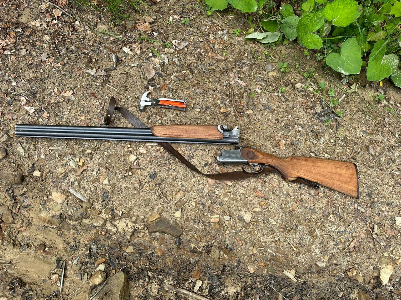 На Рахівщині 15-річний хлопець викрав із авто рушницю, яку відтак хотів продати (ФОТО)