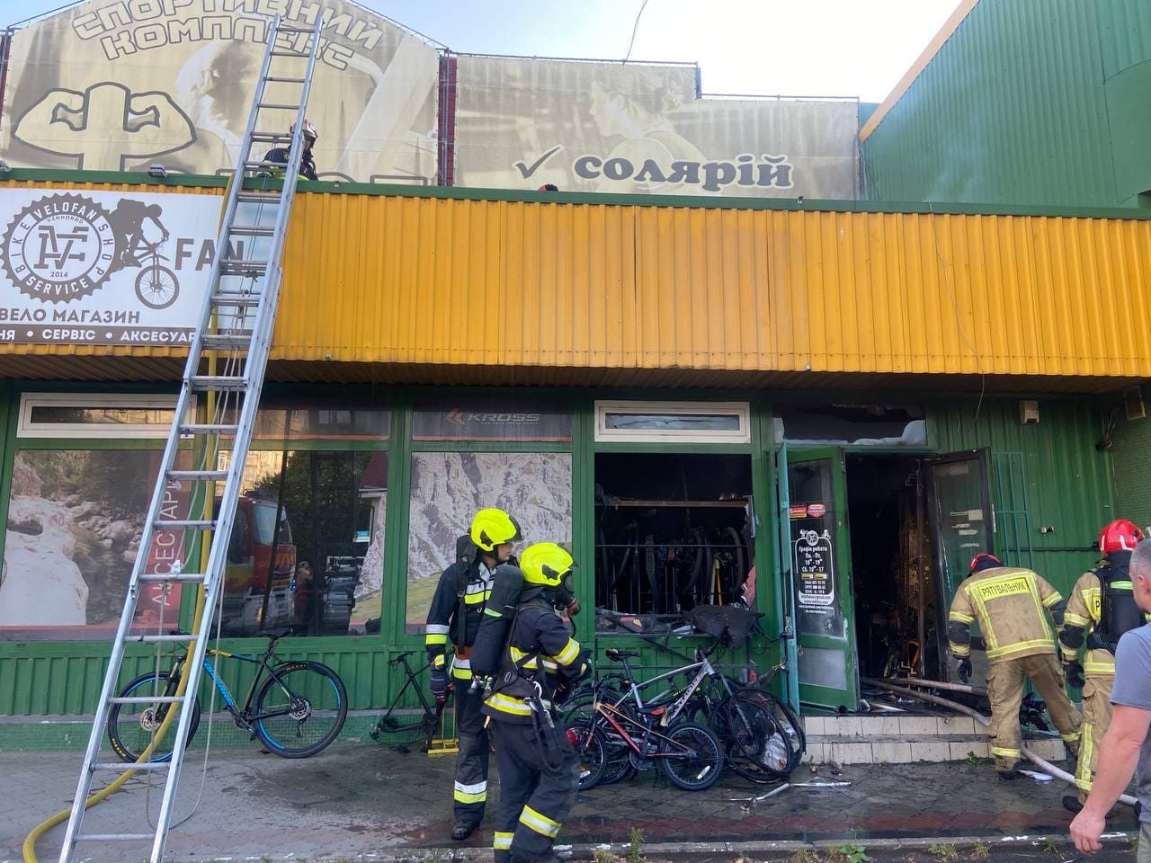 В Ужгороді горів магазин з продажу велосипедів, розташований в будівлі "Сільпо" (ФОТО, ВІДЕО)