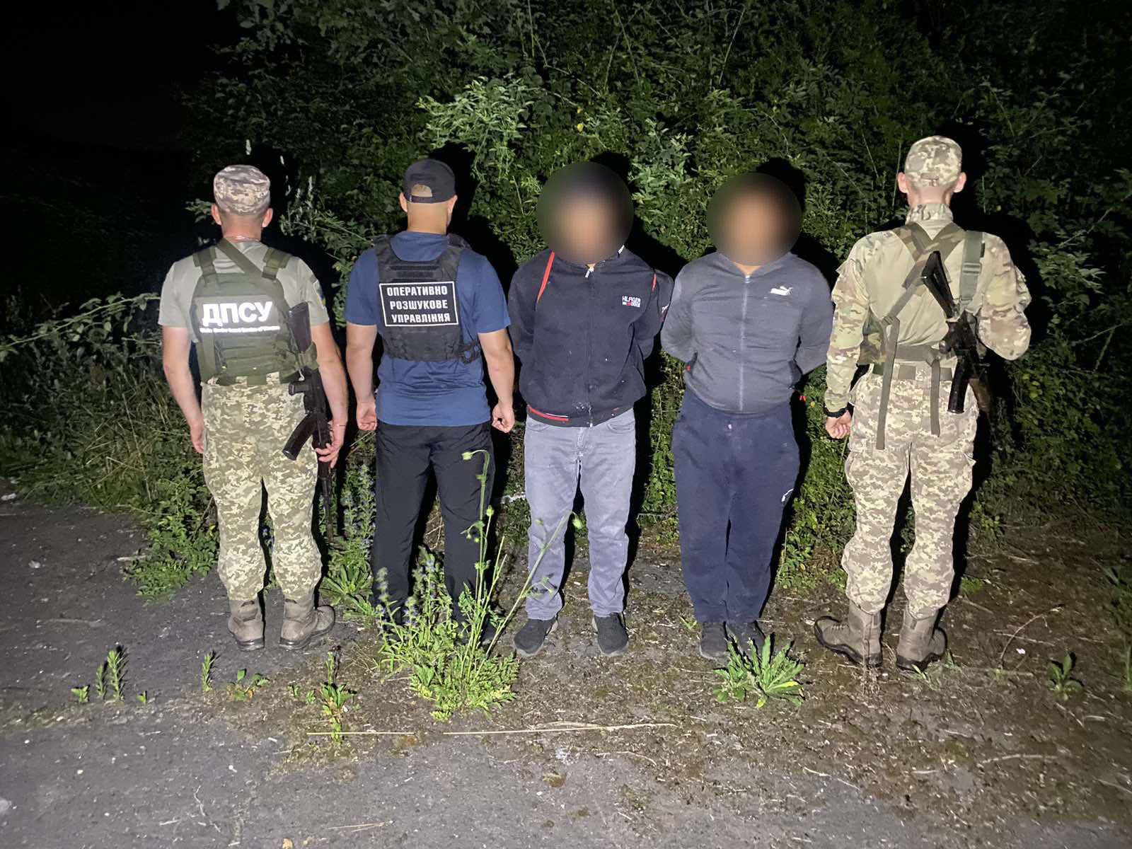 На Закарпатті поблизу кордону зупинили 6 чоловіків, один із яких виявився переправником (ФОТО)