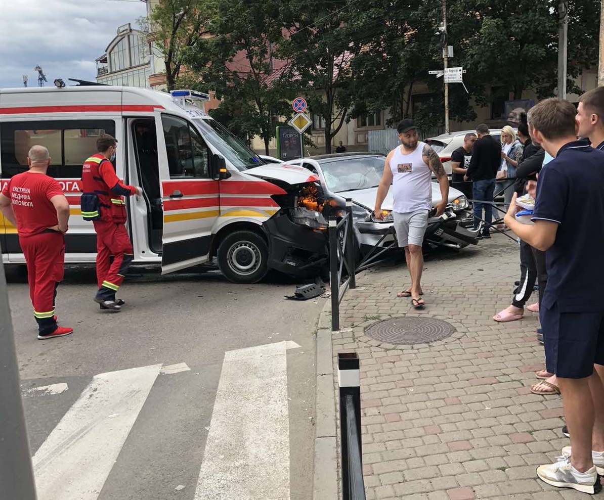В Ужгороді "швидка" з пацієнтом врізалася в VW Golf (ФОТО, ВІДЕО)