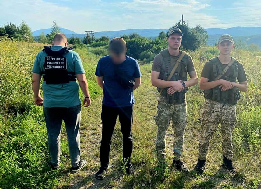 На Ужгородщині поблизу кордону зі Словаччиною затримали 10 порушників кордону (ФОТО)