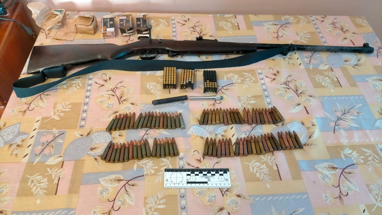 На Ужгородщині чоловік зберігав вогнепальну зброю та понад сотню набоїв (ФОТО)