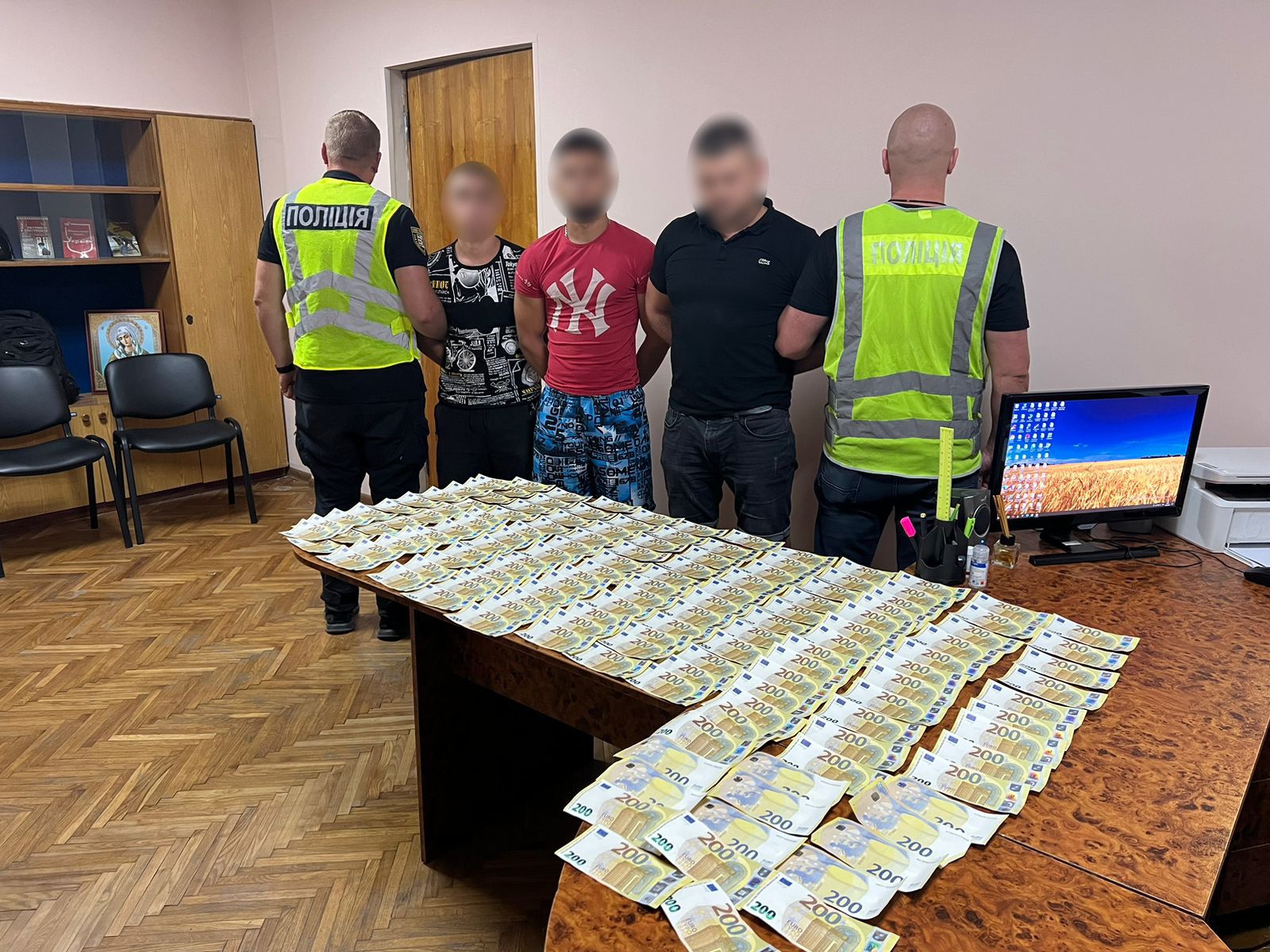 На Берегівщині троє молодиків викрали із будинку 32 тисячі євро (ФОТО)