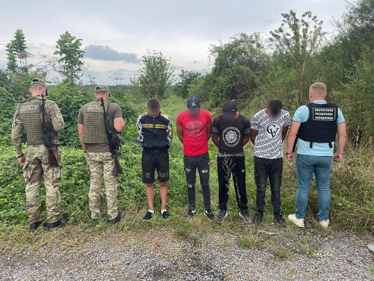 На Закарпатті на кордоні зі Словаччиною затримали 2 групи порушників кордону (ФОТО)