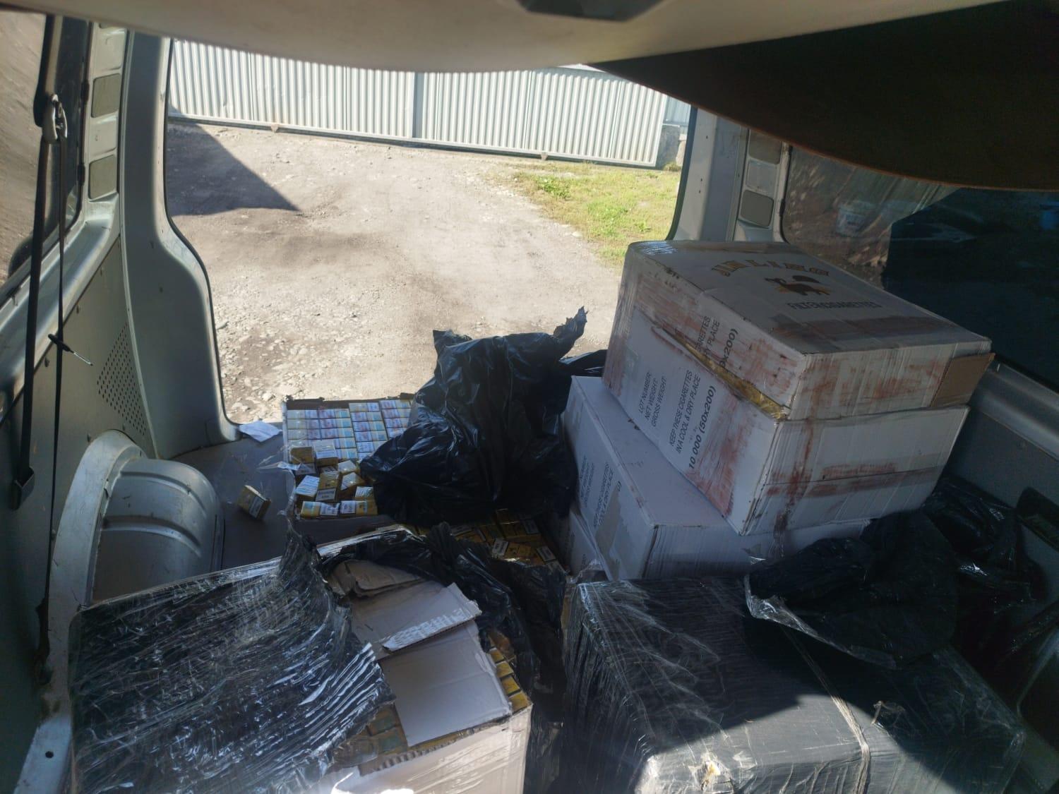На Закарпатті водій мікроавтобуса, повного контрабандного тютюну, намагався втекти від прикордонників (ФОТО)