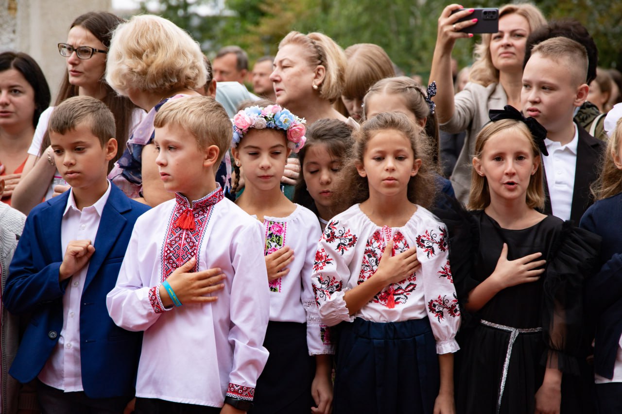 Перший дзвоник пролунав в усіх ужгородських школах (ФОТО)