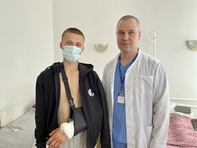Судинні хірурги обласної лікарні в Ужгороді врятували руку 18-річному юнаку (ФОТО)