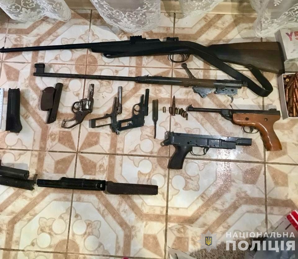 Житель Березова на Хустщині займався ремонтом нелегальної зброї (ФОТО)