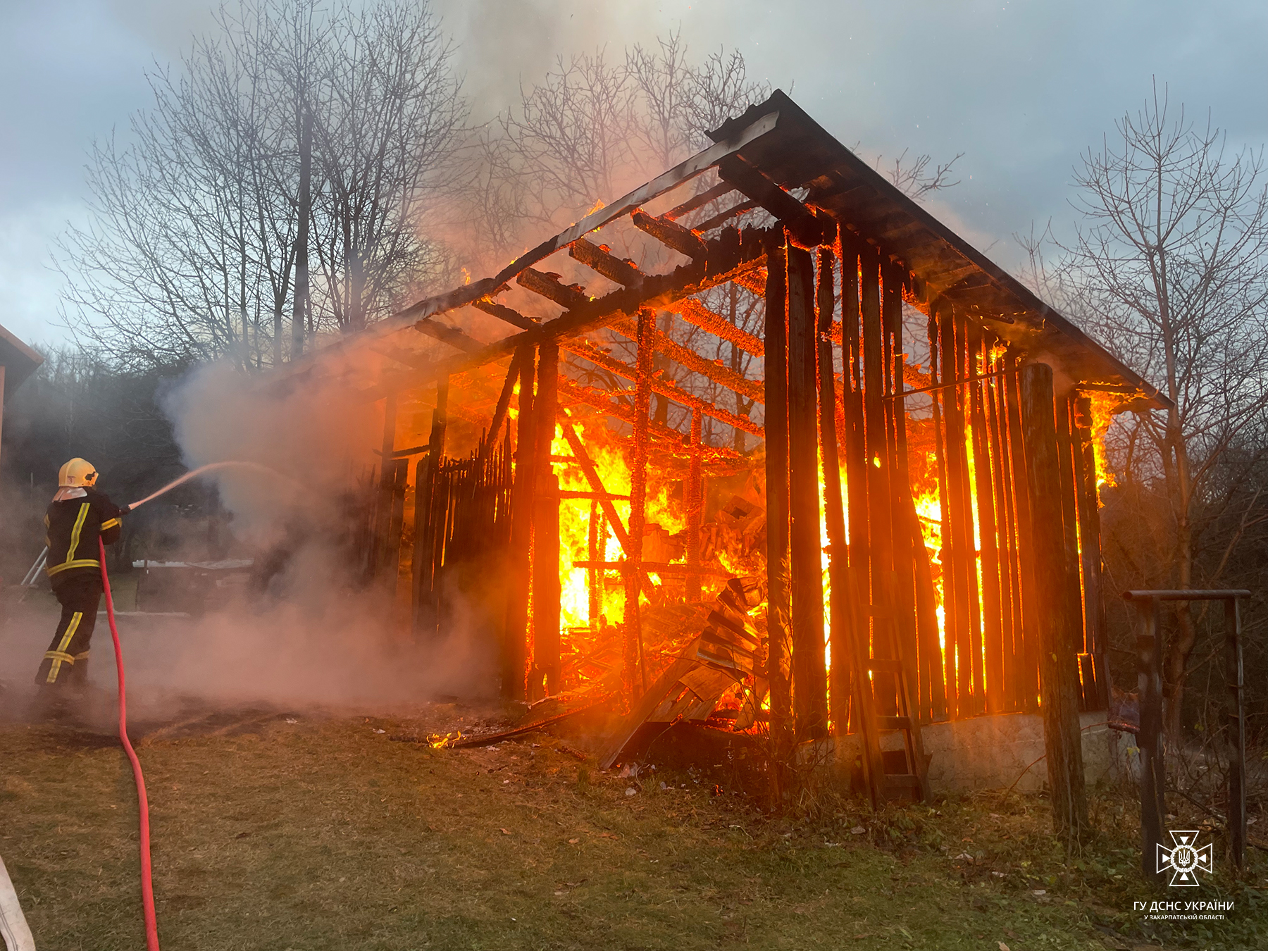 У Забережі Драгівської громади згоріла дровітня з 12 кубометрами дров (ФОТО)