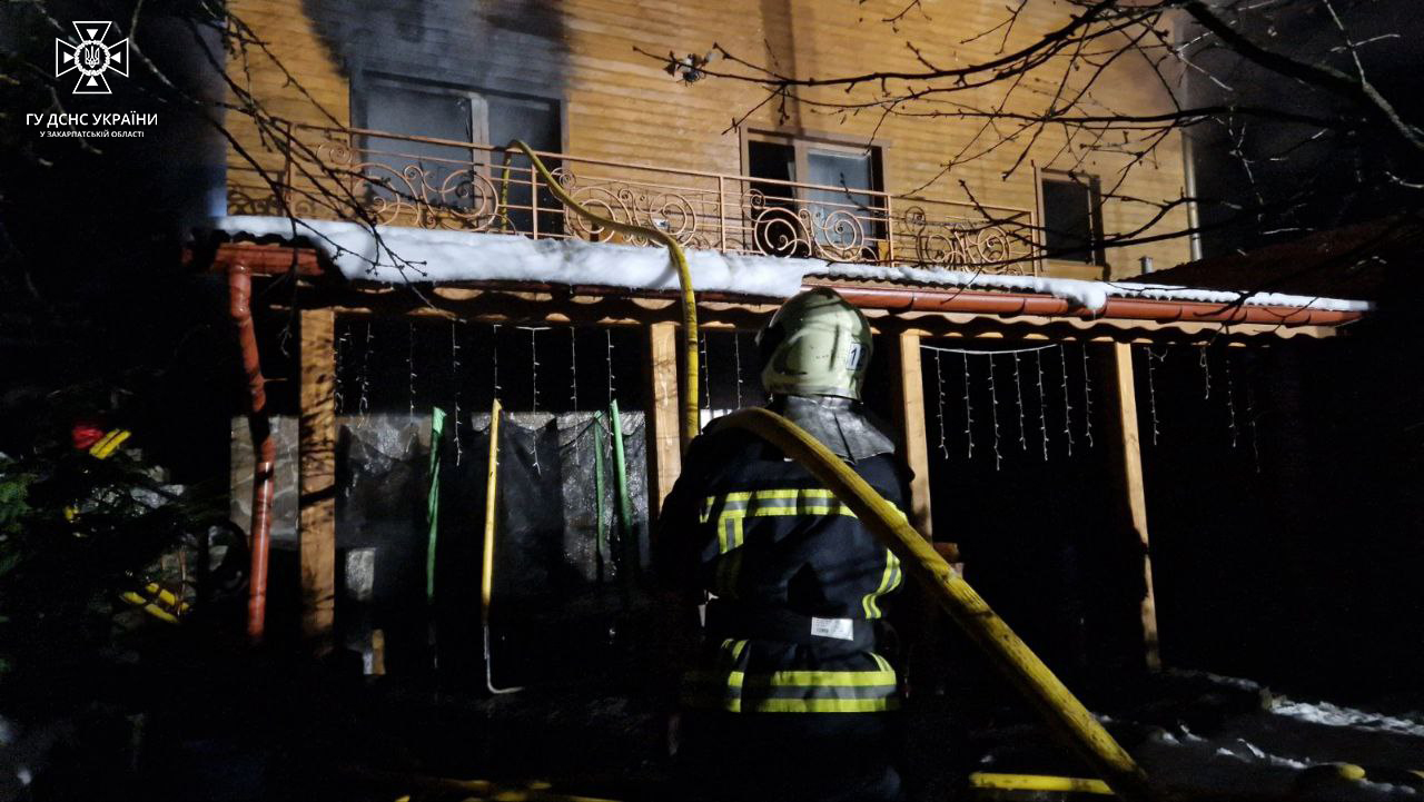 У Поляні через "неправильний" димар лазні на першому поверсі загорівся будинок (ФОТО)