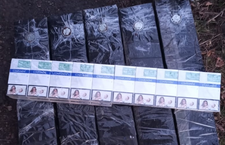 На Закарпатті під вагоном поїзда знайшли контрабандні сигарети на магнітах (ФОТО) 
