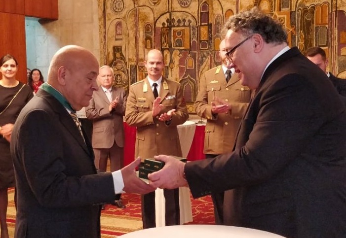 Посол Угорщини в Україні І.Ійдярто вручає Г.Москалю вищу нагороду своєї країни
