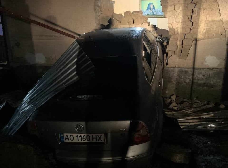 У Неліпині Мукачівського району Volkswagen на швидкості проломив стіну і влетів у будинок (ФОТО, ВІДЕО)