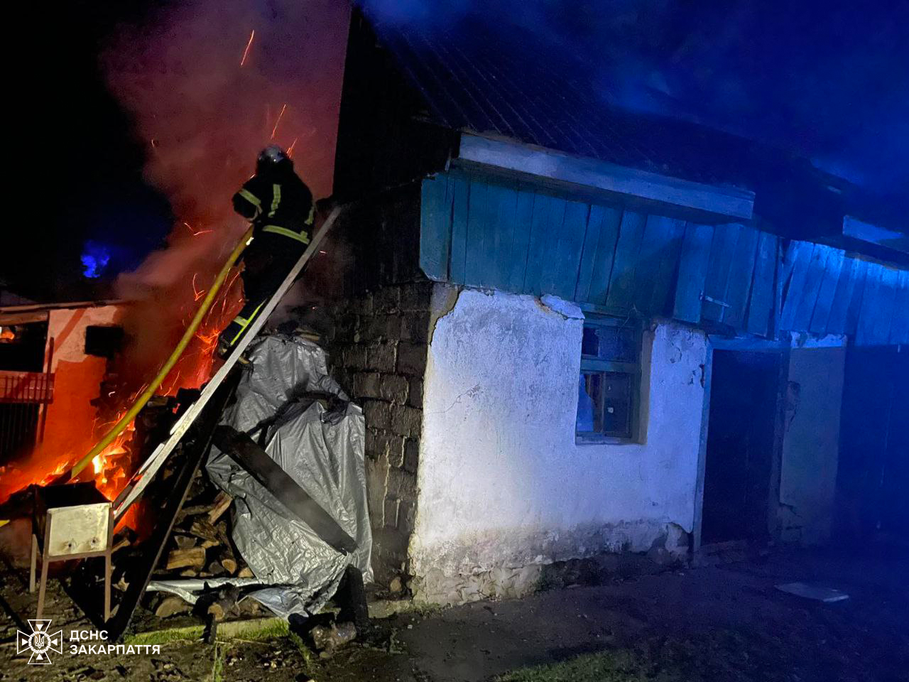 У Руському Полі на Тячівщині гасили пожежу в надвірній споруді (ФОТО)