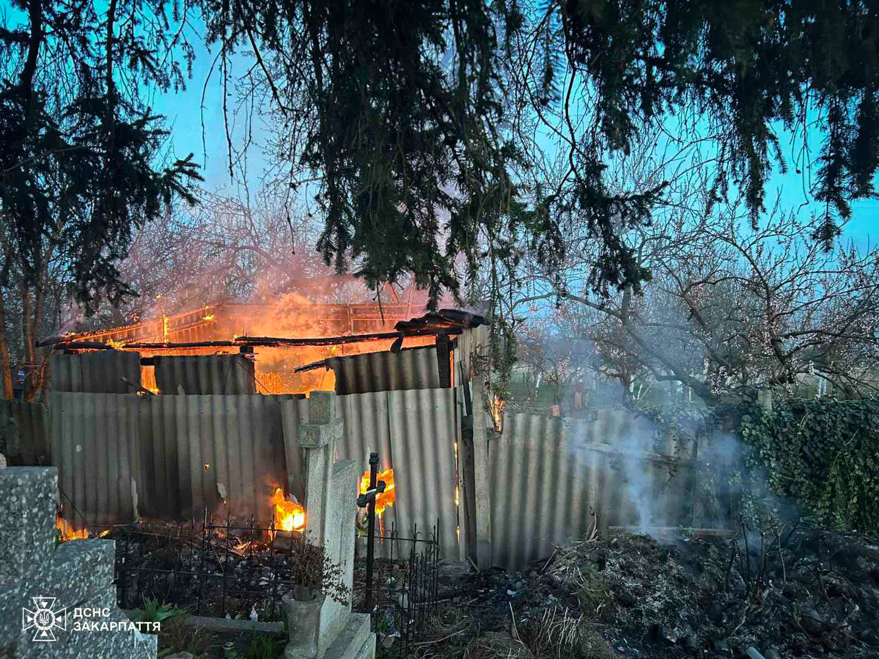 Спалюючи сміття на кладовищі, ужгородець спалив розташовану поруч надвірну споруду з сіном (ФОТО)